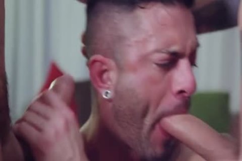 Slut gets a buzz out of threesome