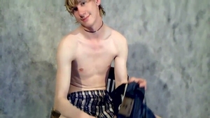 teensandtwinks: Wanking Blondie's Enormous Tool